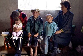 Почему я должна помогать глупой бабе, которая размножаться научилась, а зарабатывать — нет?