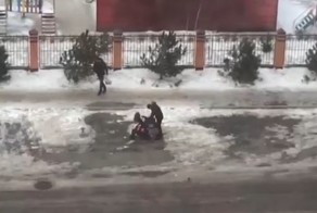 Ураганный ветер в Ставрополе сбивал людей с ног