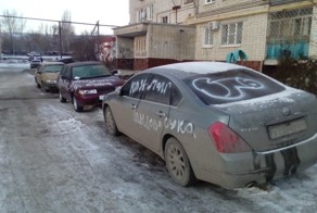 В Саратове коллекторы разрисовали восемь автомобилей