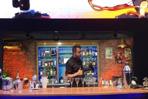 Эффектный трюк бармена