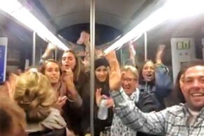 Пассажиры метро зажигательно исполнили хит Шакиры и Карлоса Вивеса