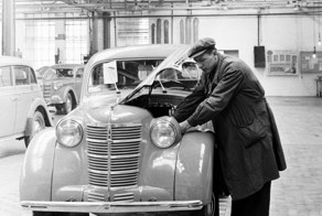 Автомобильная промышленность Москвы от советского фотографа Валентина Хухлаева