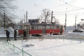 Так и живем: Житель Комсомольска-на-Амуре снял на видео свою поездку на трамвае с разобранным полом