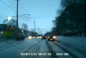В Усть-Каменогорске машина попала под трамвай