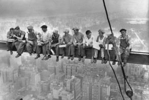 12 из сотни наиболее влиятельных фотографий в истории человечества