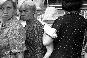 Кому жизнь театр, а кому - очередь