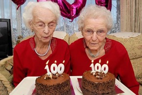 Сестры-близнецы отметили свой 100-й день рождения и поделились секретом своего долголетия