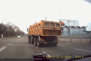 Авария дня.  ДТП с грузовиком возле аэропорта Одессы