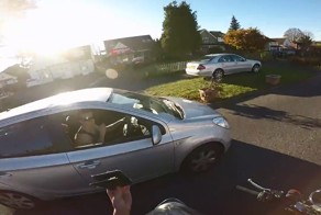 Неблагодарный автомобилист оскорбил доброго байкера