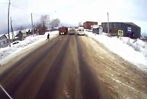Авария дня. КамАЗ сбил девушку на пешеходном переходе