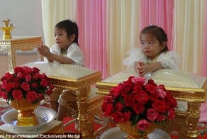Родители в Таиланде поженили трехлетних близнецов, убежденные, что в прошлых жизнях они были вместе