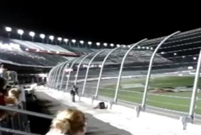 На гонках NASCAR  обломками врезавшейся в ограждение машины ранило зрителей