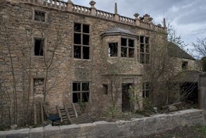 Заброшенное поместье с автомобилями