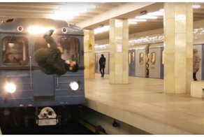 У модников совсем крышу снесло! Безумное сальто перед поездом московского метро
