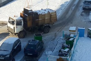 Не ставьте машины возле мусорных баков!