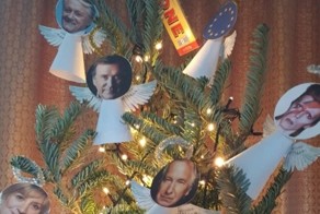 Женщина украсила свою новогоднюю елку изображениями ушедших знаменитостей