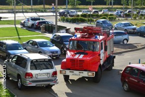 Пожарным и скорой могут разрешить "таранить" машины во дворах