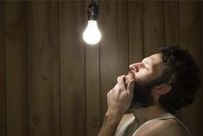 Мужчина решил проверить фокус с лампочкой во рту