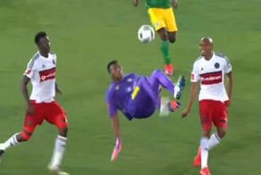 Невероятный гол вратаря на последних секундах матча спасает команду от поражения