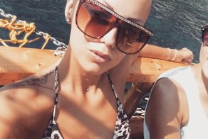 Лысые и бритые девушки устроили флешмоб в Сети