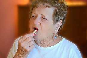 86-летняя американка прославилась уроками макияжа и ухода за собой