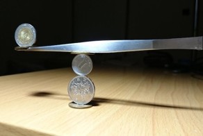 Японец бросает вызов гравитации искусством укладки монет