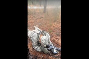 Солдат спит - служба идёт: юный солдат уснул в лесу во время курса боевой подготовки 