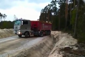 Водитель грузовика мастерски развернулся на узкой дороге