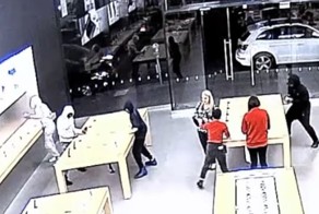 Успеть за 15 секунд: Apple Store ограбили дважды за 4 дня