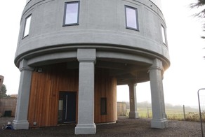 Мужчина создал дом мечты из старой водонапорной башни