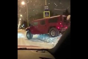 Мажоры на вишневом Hummer прокатились по газонам МГУ