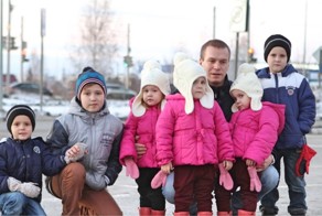 После смерти жены омич в одиночку растил 6 детей. Только взгляните, как его отблагодарила судьба!