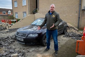 Мусоровоз обрушил крышу на припаркованный Ауди