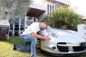Австралиец пожертвовал домом ради своего Porsche