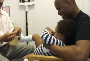 Этот педиатр придумал фантастический способ отвлечь и рассмешить ребенка во время прививки