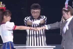 Финал чемпионата Мира по игре "Камень. Ножницы. Бумага"