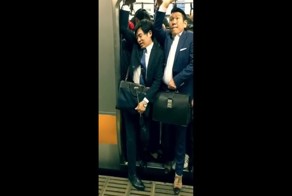 Как утрамбовывают пассажиров токийского метро в час пик