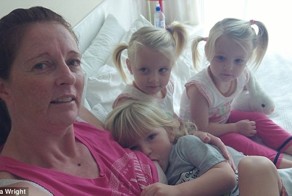 47-летняя мать продолжает кормить грудью пятилетних тройняшек