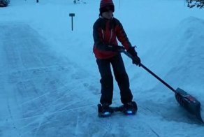 И покатался и прибрался:уборка снега с помощью гироскутера