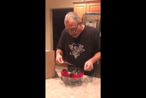 Мужчина растрогался, получив в подарок от жены билеты на новогодний матч любимой команды