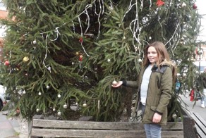 10-летняя девочка потратила все карманные деньги на игрушки для некрасивой ёлки в своём городе