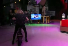 Телеведущая решила прокатиться на электрическом скутере на съемочной площадке, но что-то пошло не так