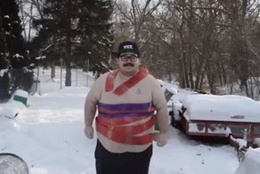 Этот безумный толстяк обмотал себя петардами и взорвал их