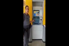 Сотрудница полиции демонстрирует ноу-хау от мошенников - фальшивый банкомат поверх настоящего