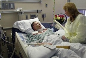 Ее тело было обожжено на 80 %. После 16 месяцев в больнице и 50 операций она впервые заговорила!