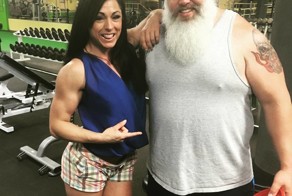 Санта-тяжелоатлет, который может поднять не только мешок с подарками, но и тяжёлую штангу