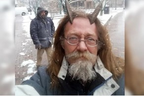 В США мужчина с рогами получил водительские права