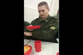 Чем кормят солдат на службе? Прикол