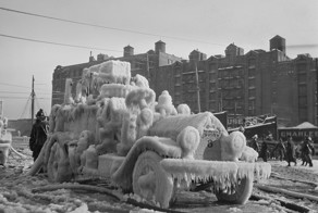 Ледяные фигуры после тушения пожара