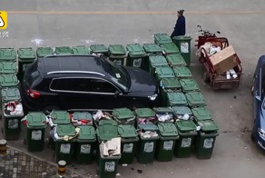 В Китае мусорщик заставил неправильно припаркованную машину баками